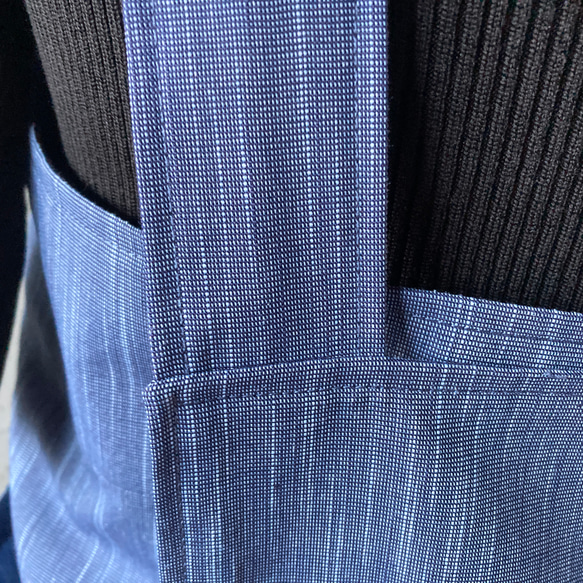 かすり調ブルー（綿ポリ）　だぼっと着たいプルオーバータイプのエプロン　着丈105 7枚目の画像