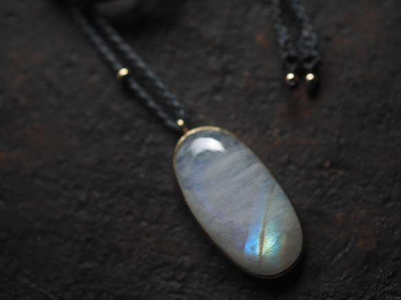 white labradorite brass necklace (daikan) 2枚目の画像