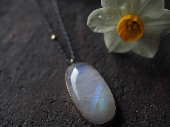 white labradorite brass necklace (daikan) 5枚目の画像