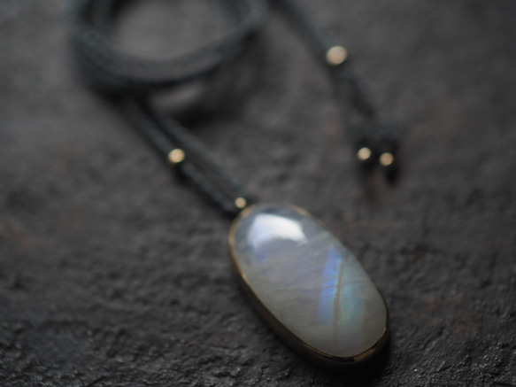 white labradorite brass necklace (daikan) 7枚目の画像