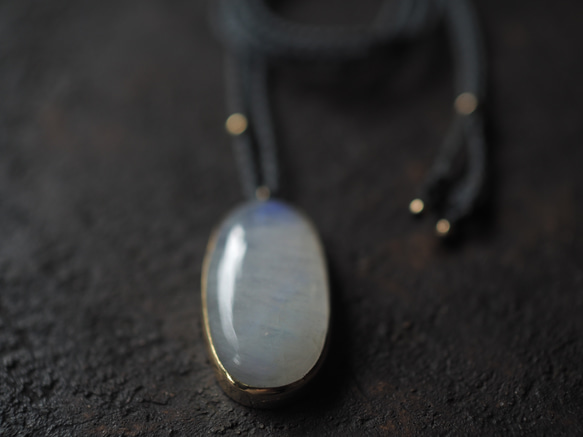 white labradorite brass necklace (daikan) 6枚目の画像