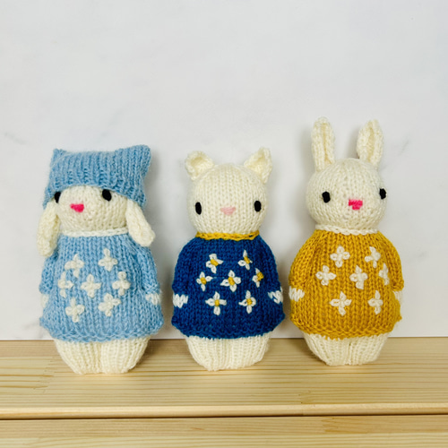 たれ耳うさぎ水色ワンピース ねこ耳帽子 スウェーデン編み人形