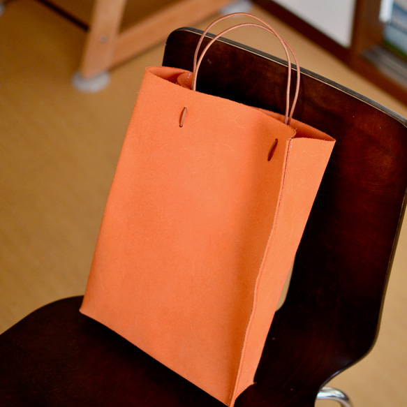 A4が入る紙袋風ショッピングトートバッグ　鮮やかなオレンジの本革イタリアンレザー　床革　サイズ変更可能 2枚目の画像