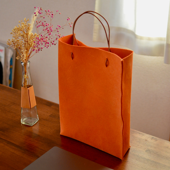 A4が入る紙袋風ショッピングトートバッグ　鮮やかなオレンジの本革イタリアンレザー　床革　サイズ変更可能 6枚目の画像