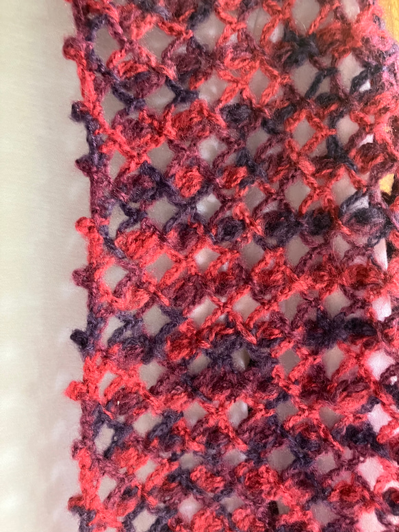 送料込み　手編みのふんわり春三角ショール(ピンク色〜紺色グラデーション色　一点限) 5枚目の画像
