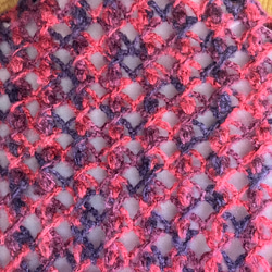 送料込み　手編みのふんわり春三角ショール(ピンク色〜紺色グラデーション色　一点限) 3枚目の画像