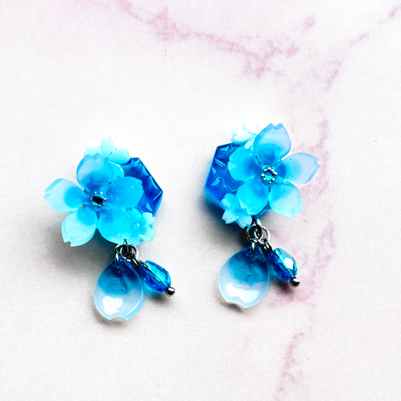 青い桜の花の耳飾り  選べるイヤリング／ピアス 2枚目の画像