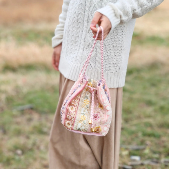 【特別なわたしに贈りたい】インド刺繍リボンを繋いだ２way 丸底巾着バッグ   可愛いらしさいっぱいのピンク 1枚目の画像