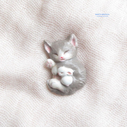 眠る子猫と子ウサギ　陶土ブローチ 1枚目の画像