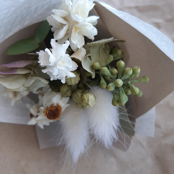 ドライフラワー ミニブーケ ホワイト 誕生日 お礼 ギフト 送別 花束 バースデー 母の日 春色 スワッグ 2枚目の画像