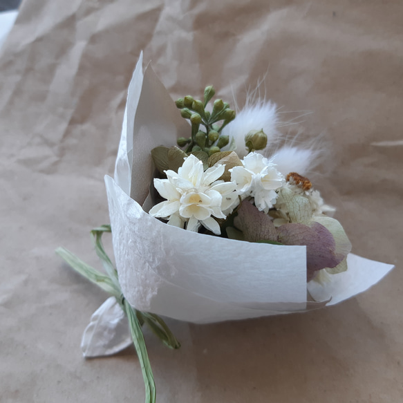 ドライフラワー ミニブーケ ホワイト 誕生日 お礼 ギフト 送別 花束 バースデー 母の日 春色 スワッグ 6枚目の画像