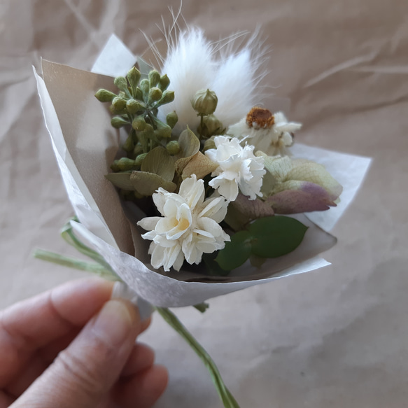 ドライフラワー ミニブーケ ホワイト 誕生日 お礼 ギフト 送別 花束 バースデー 母の日 春色 スワッグ 1枚目の画像