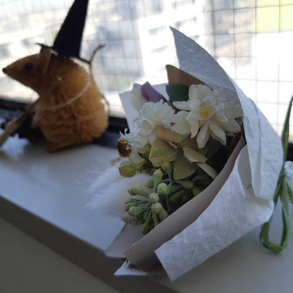 ドライフラワー ミニブーケ ホワイト 誕生日 お礼 ギフト 送別 花束 バースデー 母の日 春色 スワッグ 4枚目の画像