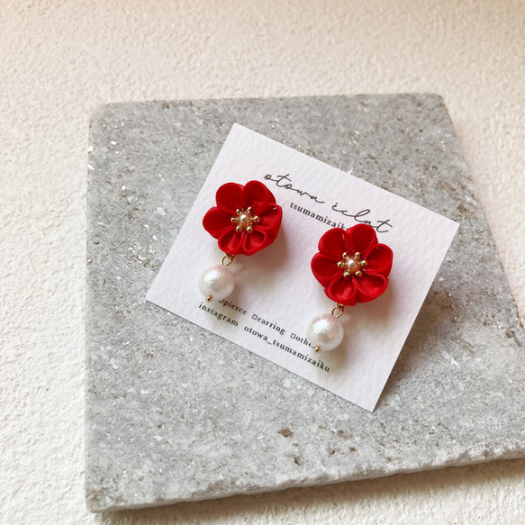 つまみ細工　赤の花とパールの耳飾り 1枚目の画像