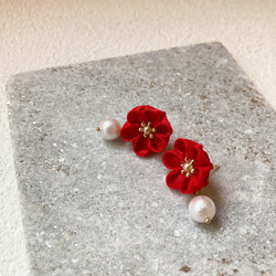 つまみ細工　赤の花とパールの耳飾り 3枚目の画像