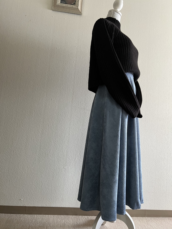 落ち感の綺麗なコードゥロイフレアースカート 3枚目の画像