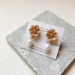 つまみ細工　ベージュの花とパールの耳飾り 1枚目の画像
