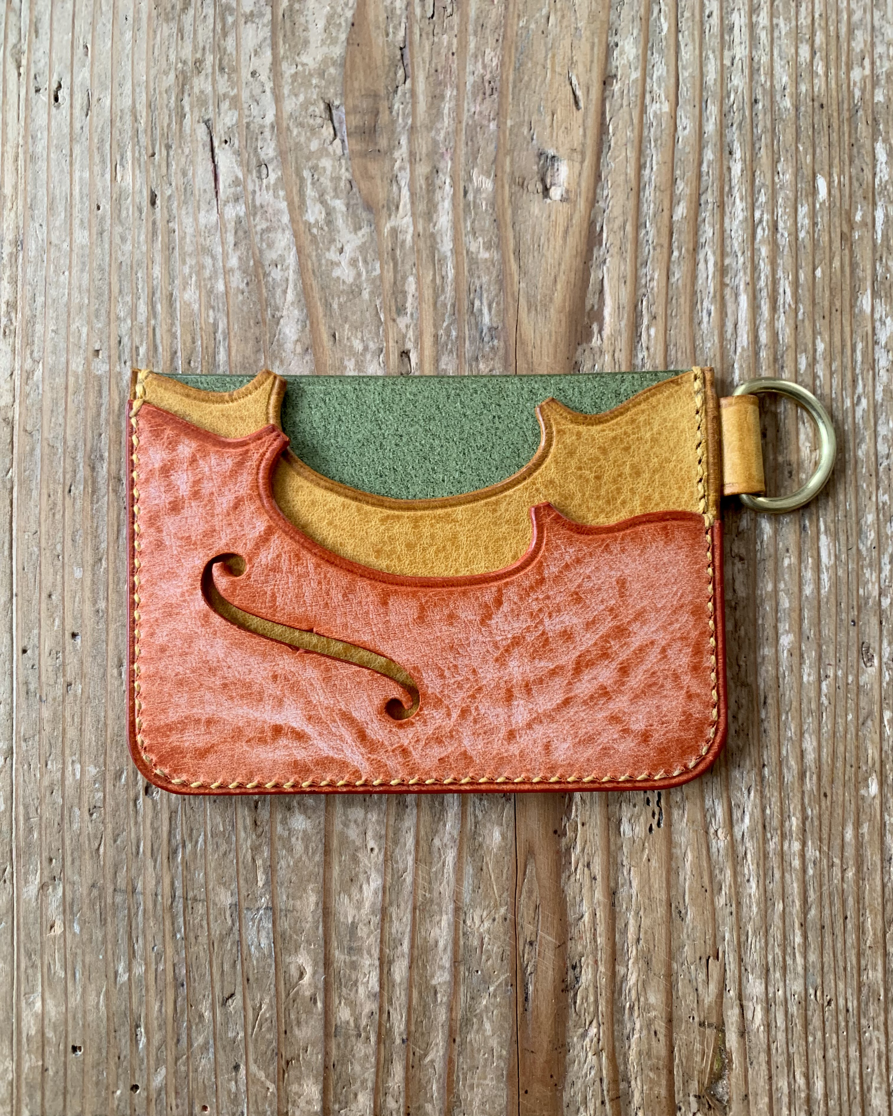 手縫いで創った金具付きパスケース 『"La campanella di Cortona" ‐ Topolino 243』