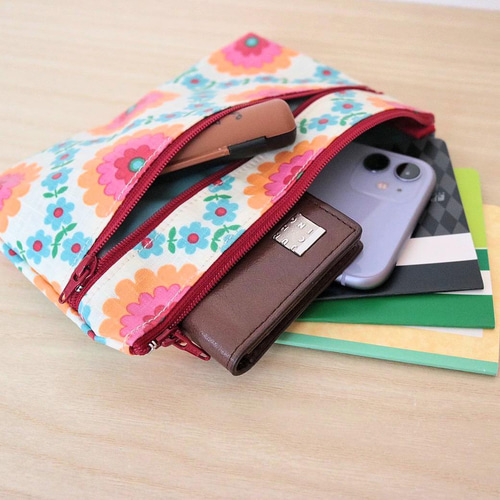 愛されマルチポーチ/通帳ケース/ラミネート 加工《牛柄》 ポーチ momo