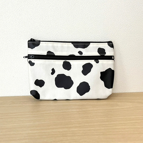 愛されマルチポーチ/通帳ケース/ラミネート 加工《牛柄》 ポーチ momo