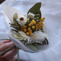 ドライフラワーミニブーケ ミモザと白い花 イエロー 母の日 父の日 誕生日 お礼 送別 ギフト スワッグ 花束 1枚目の画像