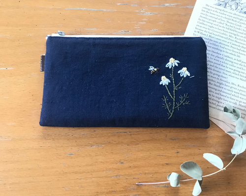 カモミール手刺繍 フラットポーチ ぺたんこポーチ 16センチ