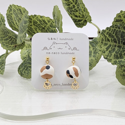 茶トラ猫のにゃんこ玉 シンプル ピアス／イヤリング ピアス（スタッド