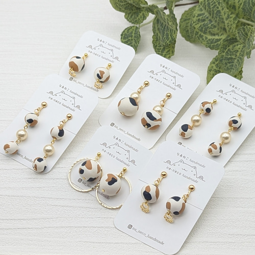 三毛猫のにゃんこ玉 肉球チャーム ピアス／イヤリング ポリマークレイ