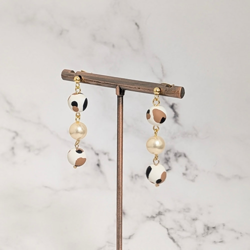 三毛猫のにゃんこ玉 パール 3連 ピアス／イヤリング ポリマークレイ