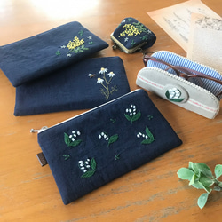 すずらん手刺繍　フラットポーチ　ぺたんこポーチ 16センチファスナー 6枚目の画像