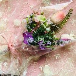 送料無料　母の日ギフト春の花束　サーモンピンク　オフホワイトのチューリップ　ピンク　パープルのスイートピー 1枚目の画像