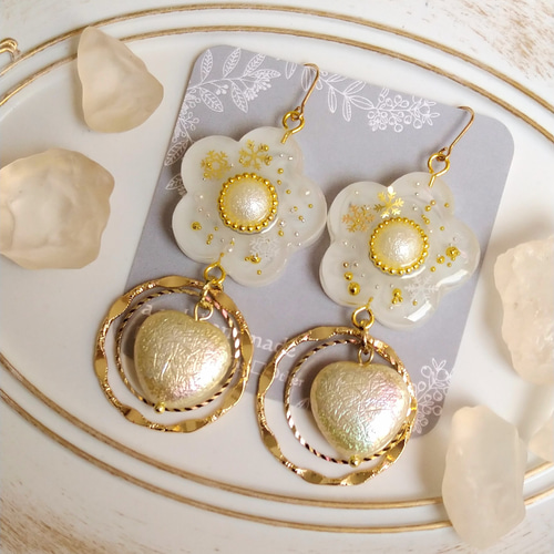 お花×ハートの耳飾り SNOW WHITE ピアスorイヤリング レジン
