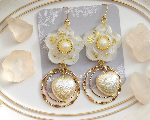 お花×ハートの耳飾り SNOW WHITE ピアスorイヤリング レジン