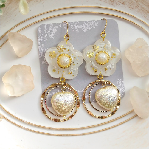 お花×ハートの耳飾り SNOW WHITE ピアスorイヤリング レジン 