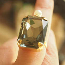 ”森の宝物”　ブラックダイヤのスワロフスキーとパールのリング（K16GP） 4枚目の画像