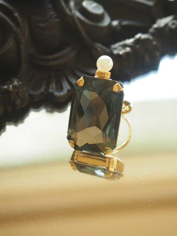 ”森の宝物”　ブラックダイヤのスワロフスキーとパールのリング（K16GP） 1枚目の画像