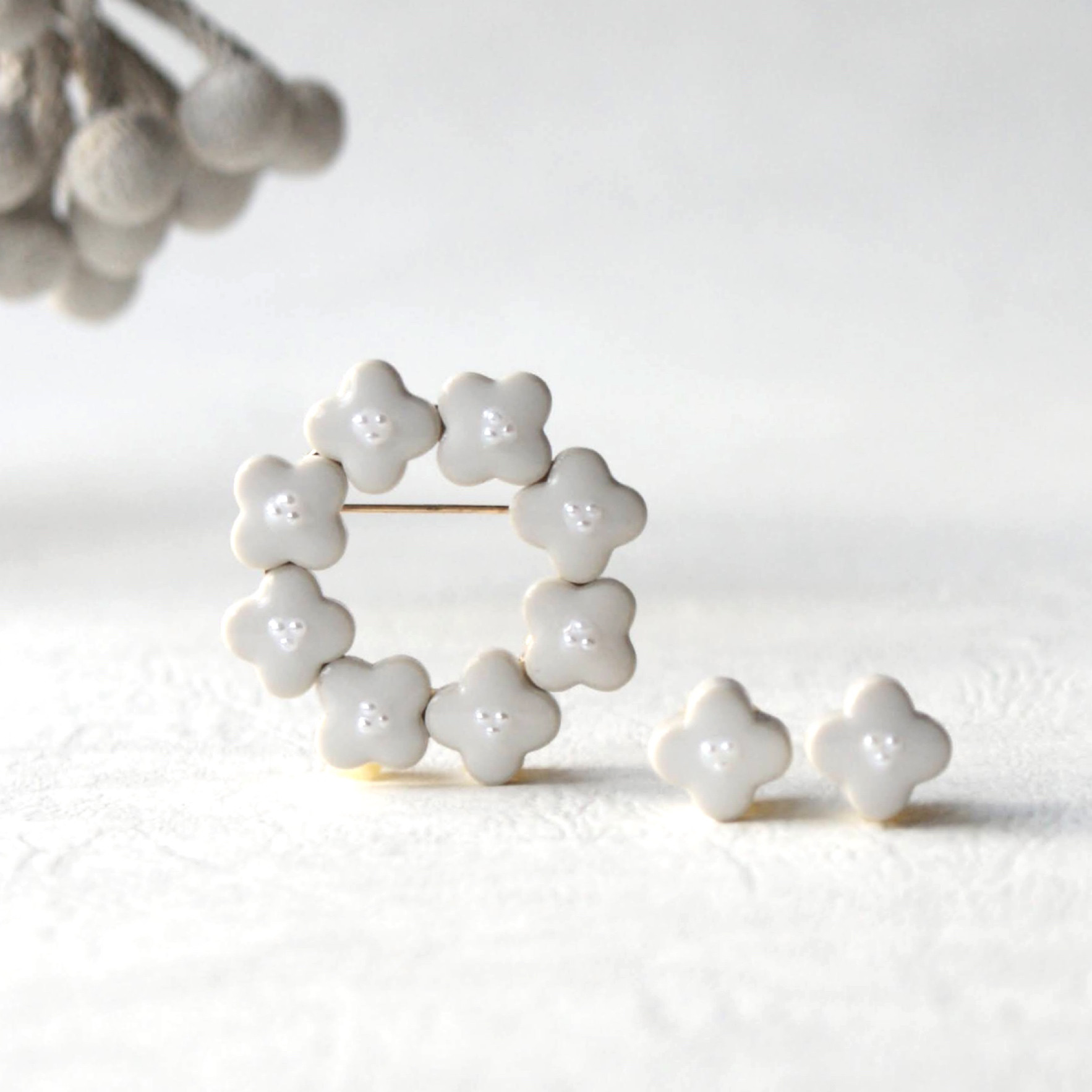 美濃焼フラワーのサークルブローチと耳飾りのセット　ホワイト