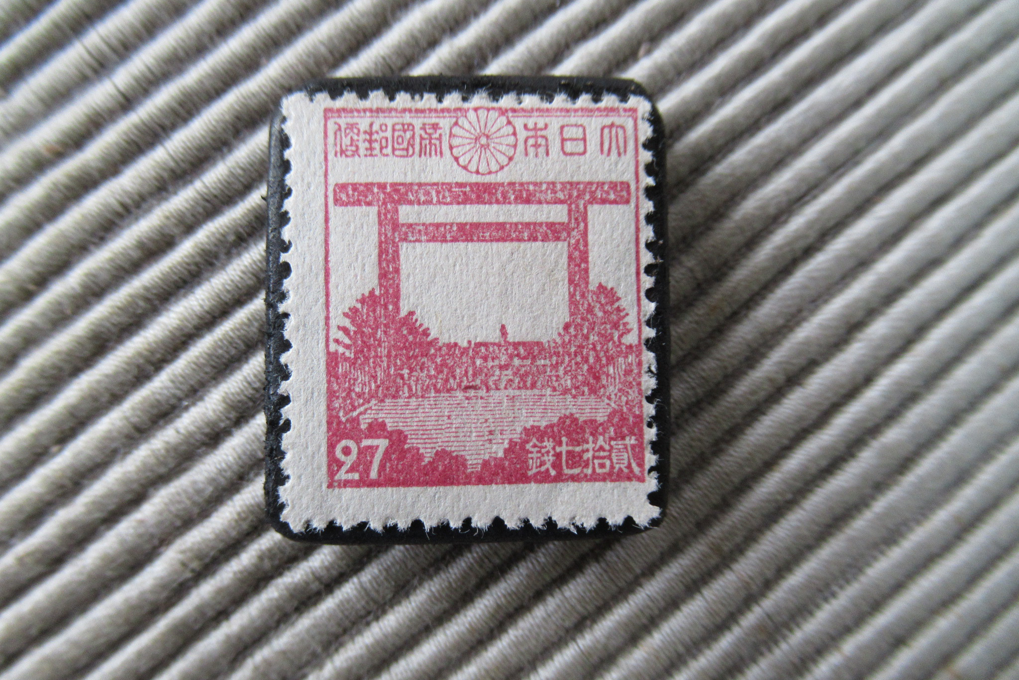 日本 27銭 靖国神社 切手ブローチ9276 胸針・別針 Yukio TANZAWA 的