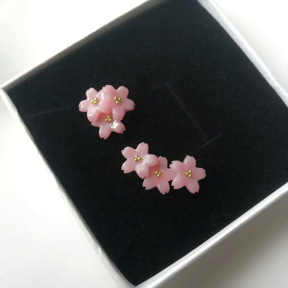 桜 ピアス/イヤリング イヤーカフ風 アシンメトリー 春 ピンク レジン 3枚目の画像