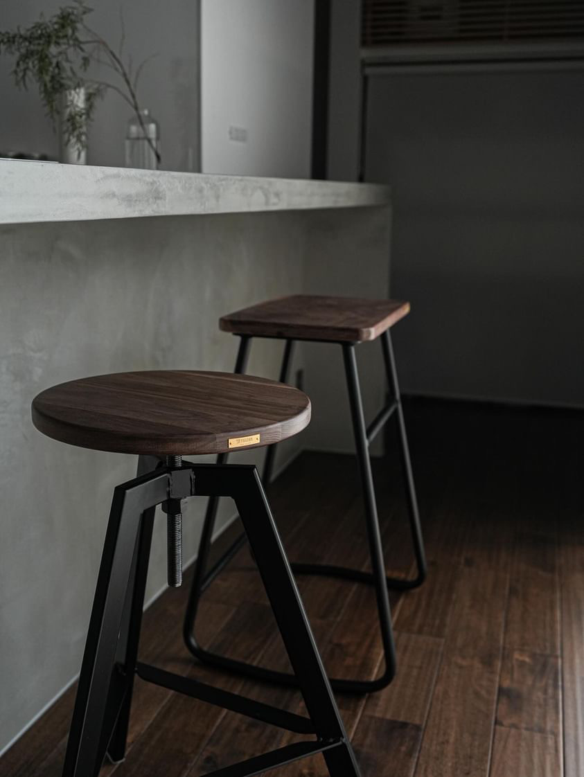 ウォールナット × アイアン カウンターチェア