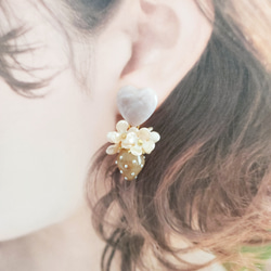ココアラテ୨୧ハートと小花いっぱいベージュのいちごの耳飾り୨୧　ピアス/イヤリング 2枚目の画像