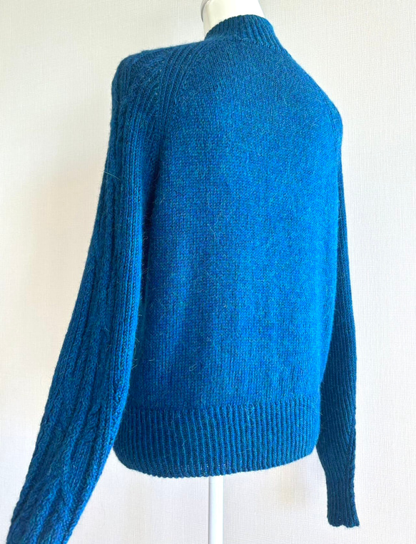 暖かさと高級感が魅力の手編み長袖セーター (青) 5枚目の画像