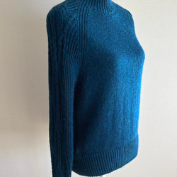 暖かさと高級感が魅力の手編み長袖セーター (青) 3枚目の画像