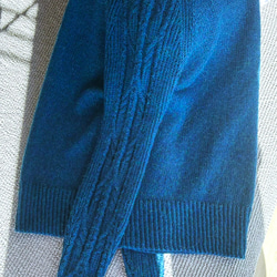 暖かさと高級感が魅力の手編み長袖セーター (青) 11枚目の画像