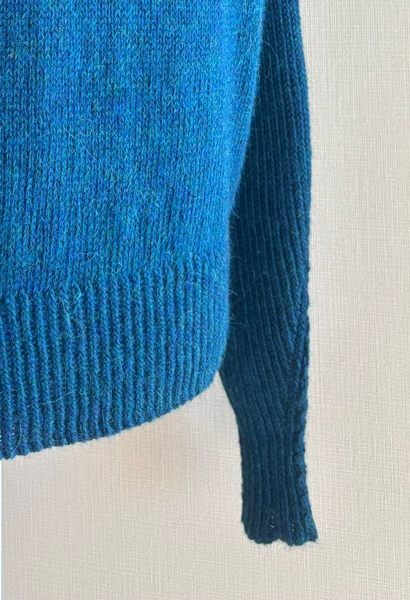 暖かさと高級感が魅力の手編み長袖セーター (青) 9枚目の画像