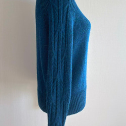 暖かさと高級感が魅力の手編み長袖セーター (青) 6枚目の画像