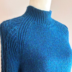 暖かさと高級感が魅力の手編み長袖セーター (青) 2枚目の画像