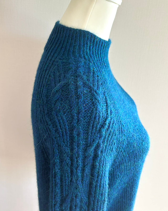 暖かさと高級感が魅力の手編み長袖セーター (青) 7枚目の画像