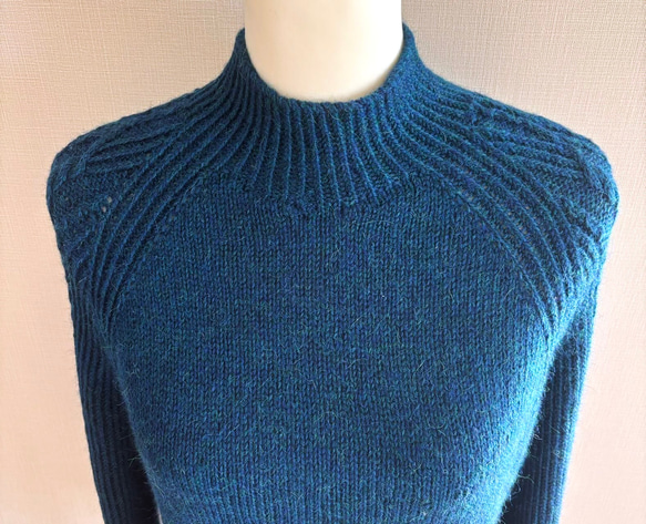暖かさと高級感が魅力の手編み長袖セーター (青) 10枚目の画像