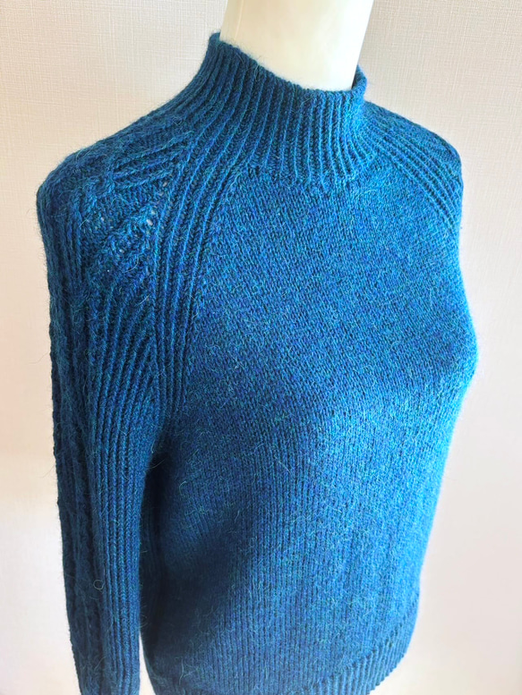 暖かさと高級感が魅力の手編み長袖セーター (青) 1枚目の画像